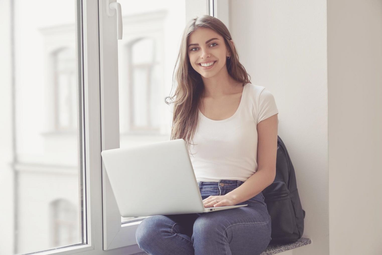 Estudiantes trabajando en análisis financiero durante sesión práctica